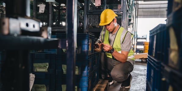 Trabajadores revisando contenedores para exportación de plásticos y resinas en mercados emergentes