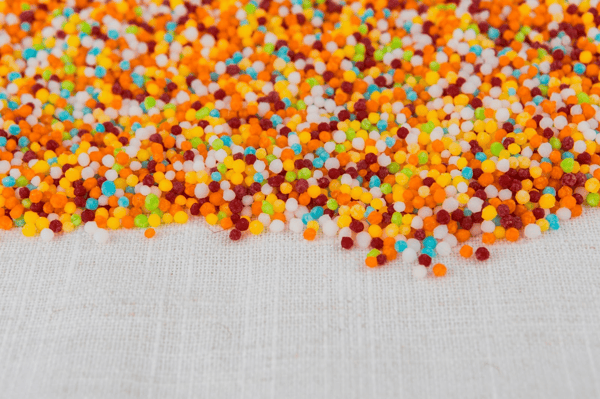 Pellets plásticos reciclados multicolores listos para procesos de fabricación sostenibles en la industria