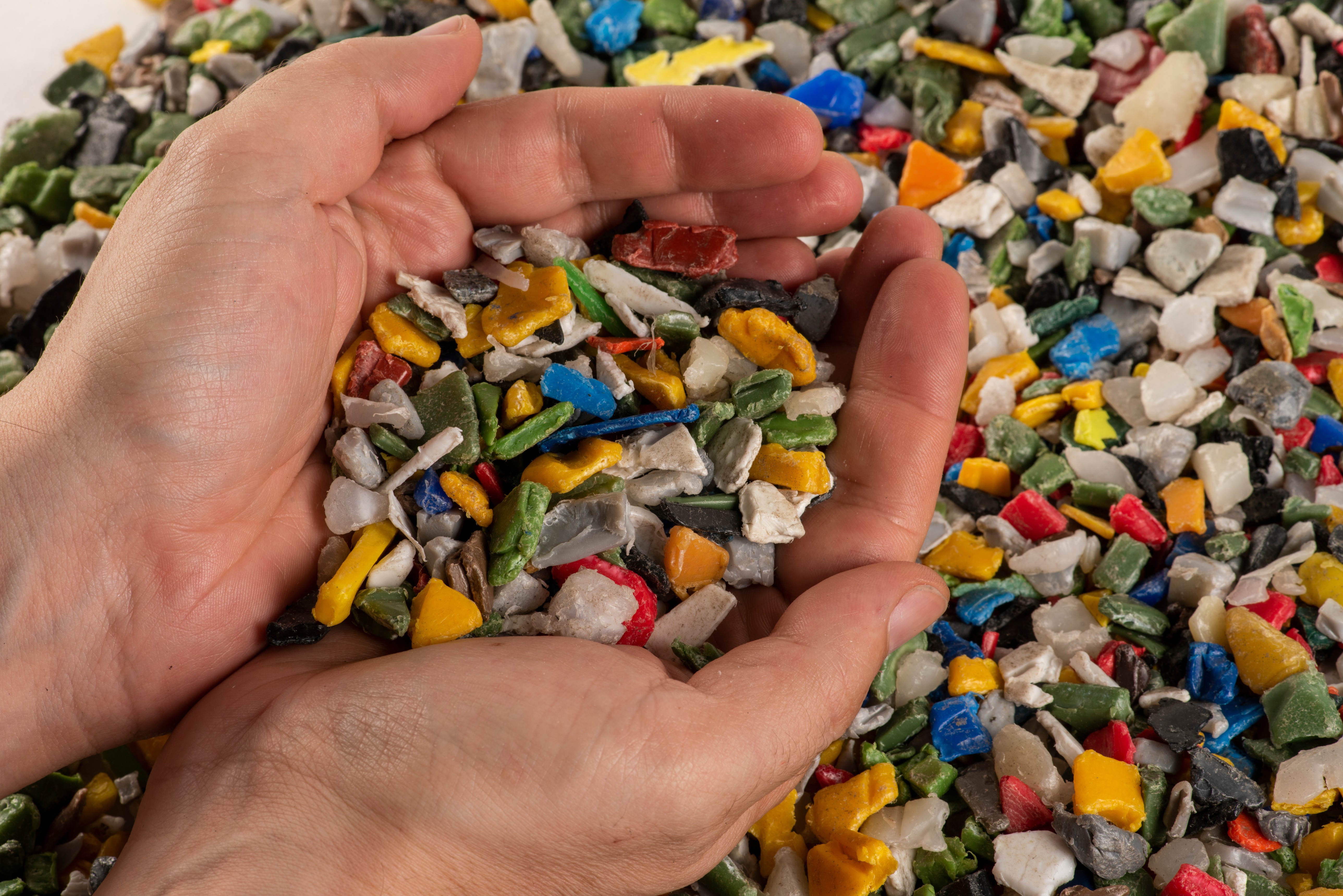 Aprende sobre la resina plástica reciclada y su impacto en la industria